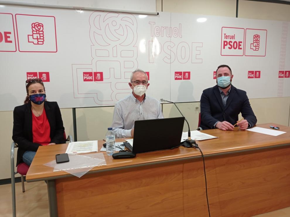 De izquierda a derecha, los concejales María Jesús Sanjuán, Samuel Morón y César Soler, en la sede del PSOE de Teruel.