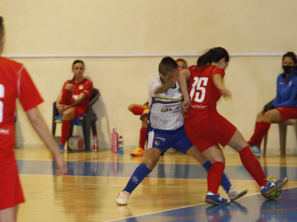 Una acción del encuentro entre el Linares CF y el Linares Deportivo