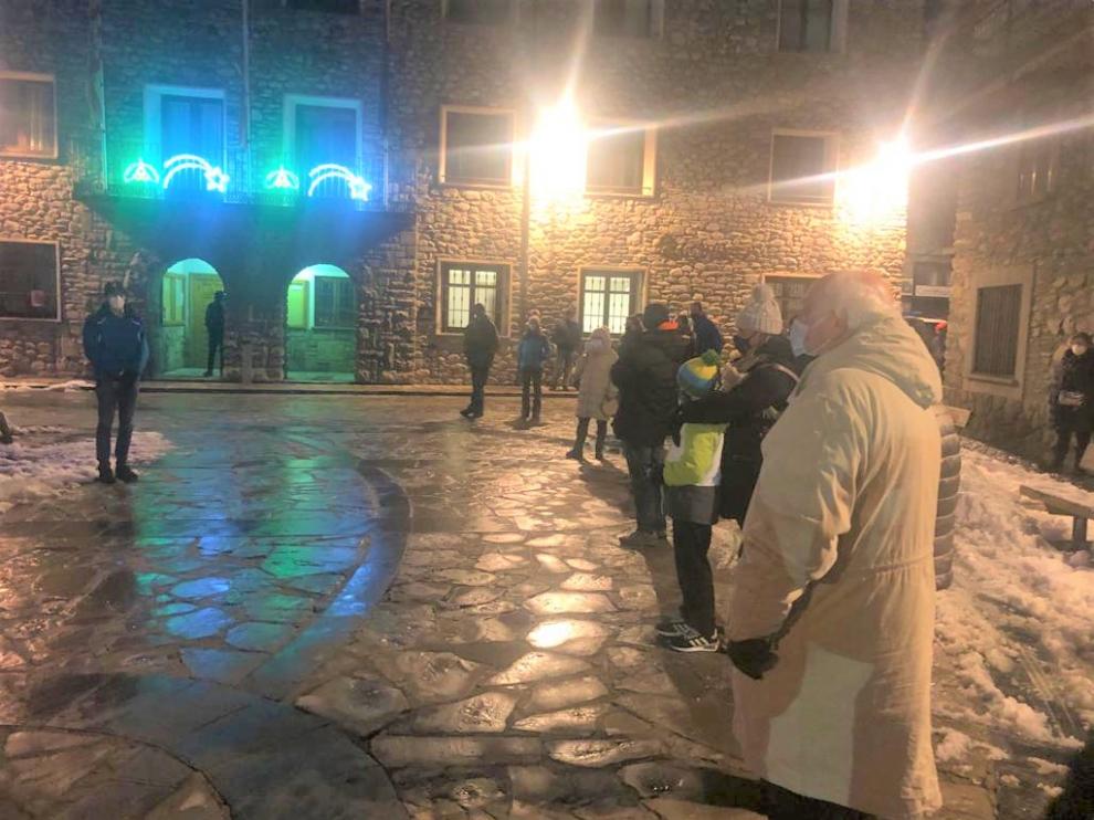 Asistentes a la protesta en Benasque porque la estación de Cerler se mantiene cerrada.