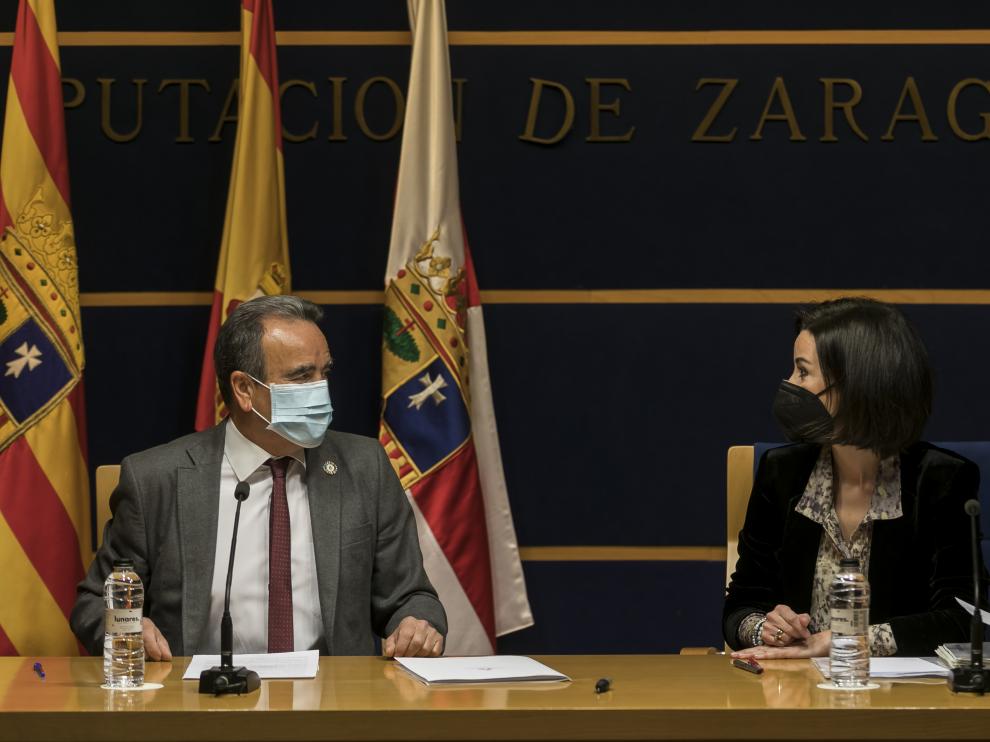 El presidente de la Diputación de Zaragoza, Juan Antonio Sánchez Quero, junto con la vicepresidenta de la institución, Teresa Ladrero
