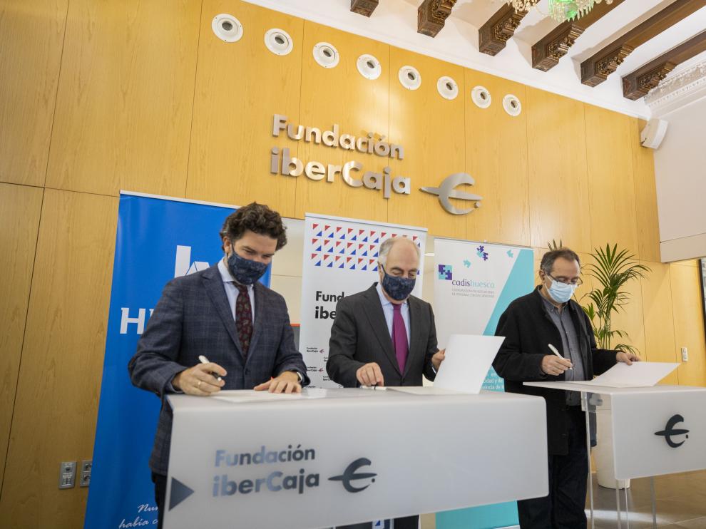 Íñigo de Yarza, José Luis Rodrigo y Francisco Ratia, durante la firma del convenio de colaboración.