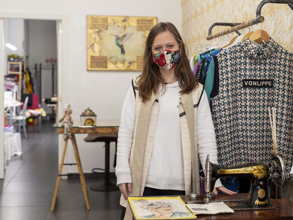 La diseñadora, junto a una de las máquinas de coser que decoran la tienda.