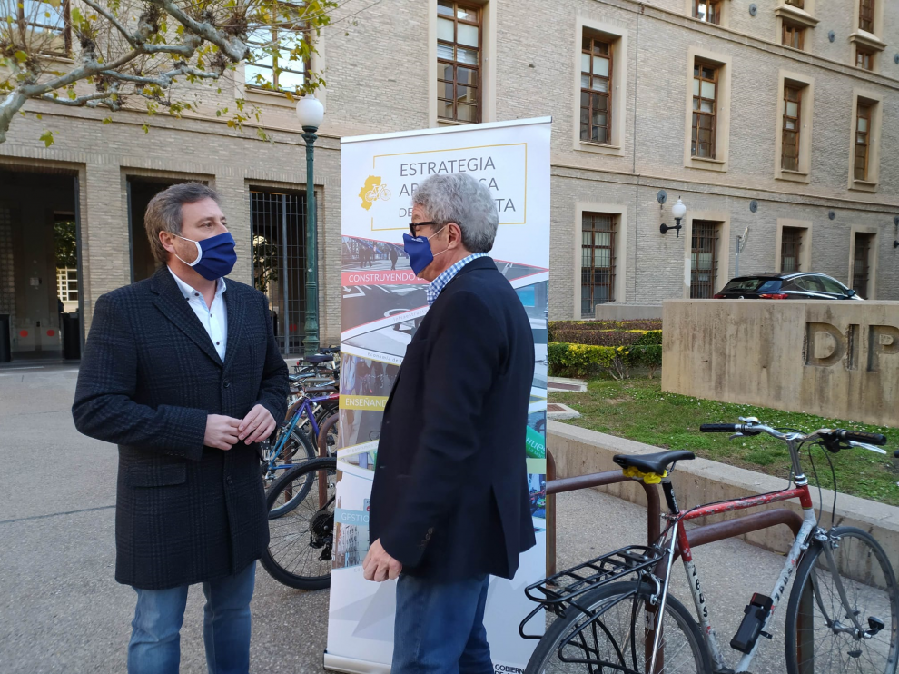 El consejero de Vertebración, José Luis Soro, y el director general de Transportes, Gregorio Briz, en la presentación de la estrategia de la bicicleta, este martes.