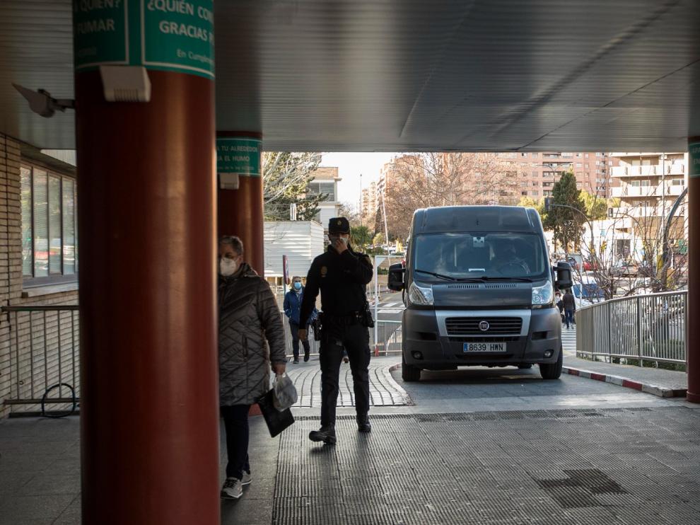 Llegan las vacunas al Hospital Clínico de Zaragoza tras el retraso de un día por el problema logístico de Pfizer
