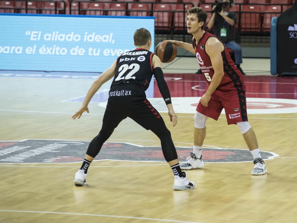 Ludde Hakanson defiende al jugador del Casademont Zaragoza Thomas Bray.