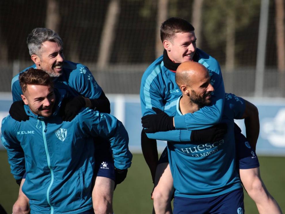 Ontiveros y Mikel Rico llevan a Luisinho y Sergio Gómez, respectivamente.