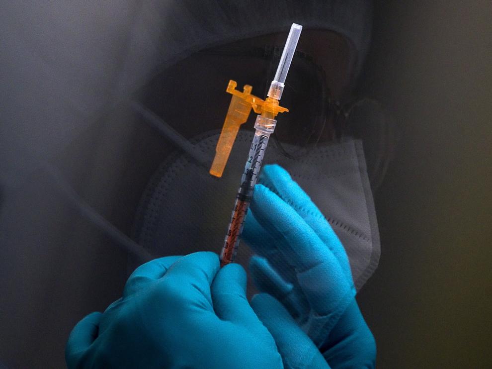 Rome (Italy), 29/12/2020.- Healthcare workers during vaccination operations against COVID-19 with a dose of the Pfizer-BioNTech vaccine at the San Camillo Forlanini Hospital in Rome, Italy, 29 December 2020. (Italia, Roma) EFE/EPA/ANGELO CARCONI Vaccination against COVID-19 in Rome