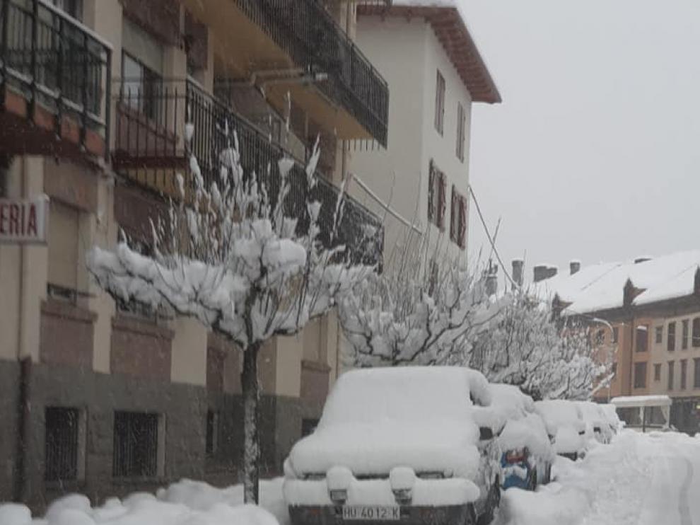 Biescas nevado este miércoles, la víspera de Nochevieja.