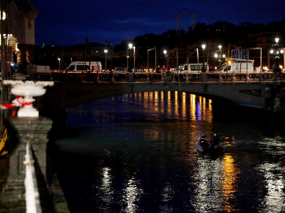 Un coche patrulla de la Ertzaintza con dos agentes en su interior ha caído este miércoles de madrugada al río Urumea, en Sebastián.