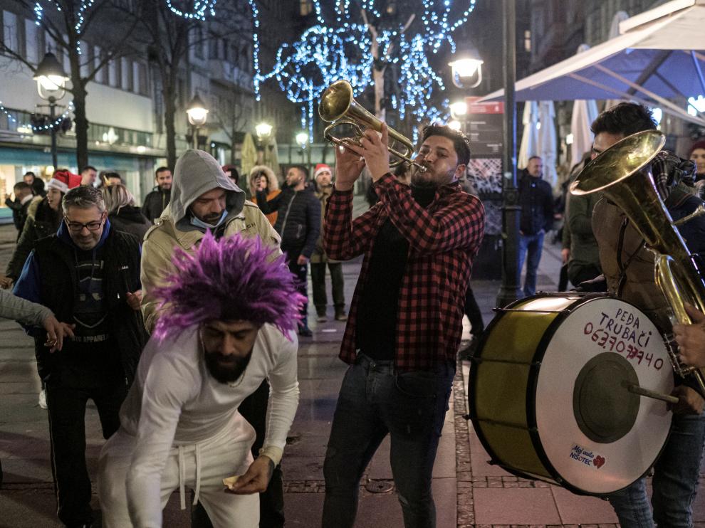 Gente bailando en una calle de Belgrado, Serbia
