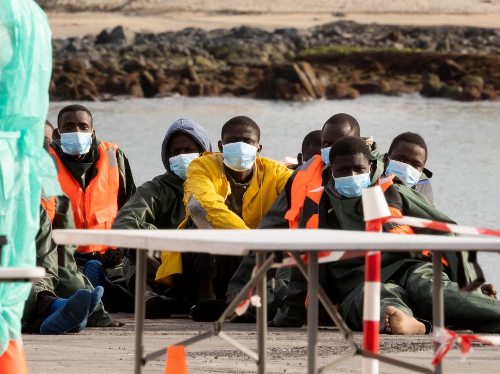 Llegan a Los Cristianos 59 inmigrantes rescatados por Salvamento Marítimo