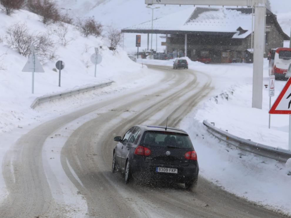 Formigal, con nieve en la carretera.