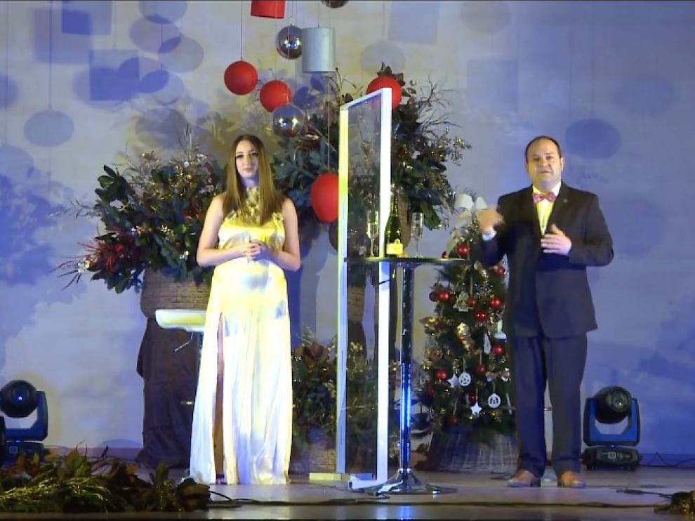 La concejal Lucía Aparicio y el alcalde Víctor Chueca ejercieron de presentadores de la Gran Nochevieja Magallonera