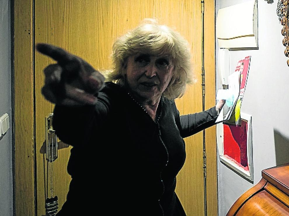 María señala un foco a pilas en su cocina para cuando salta la luz.