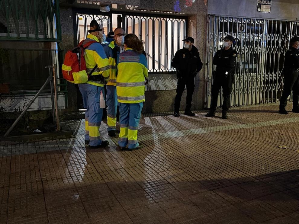 Servicios de emergencia en el portal donde apareció una pareja muerta, en Torrejón de Ardoz, Madrid
