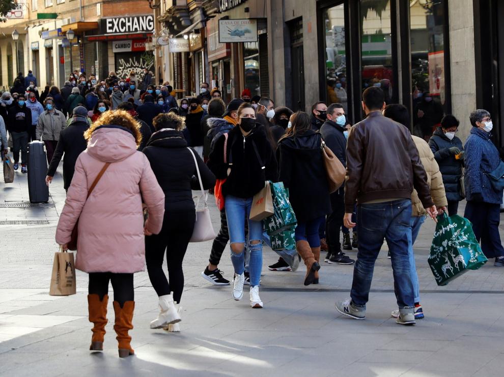 Afluencia de público en la calle de Preciados de Madrid, este domingo, 3 de enero.