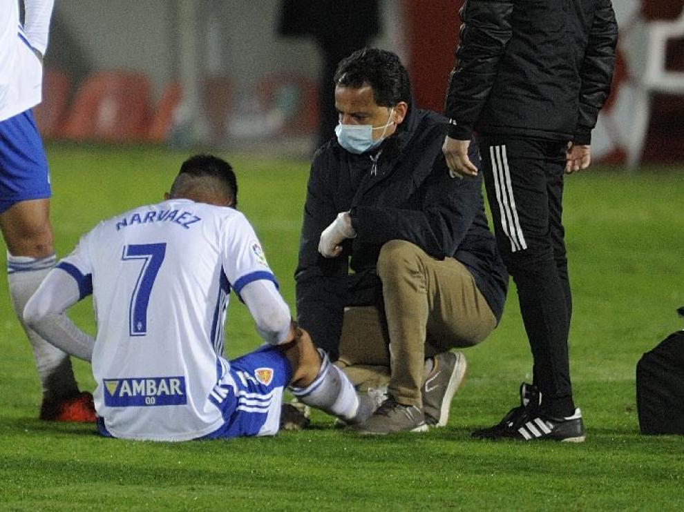 Narváez, en el suelo con el doctor Irineo de los Mártires.