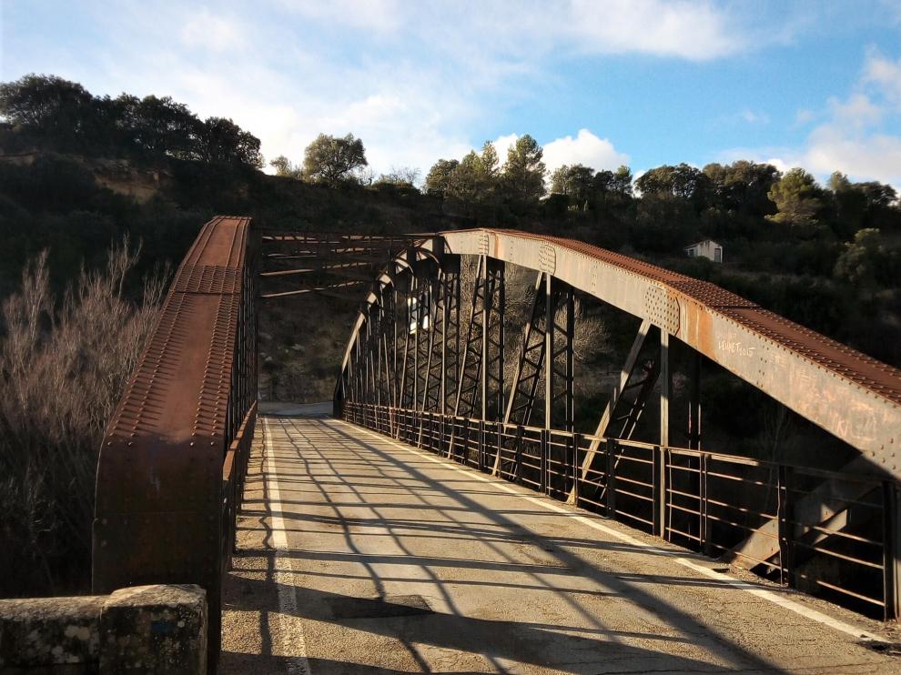 El puente de hierro entre Ayerbe y Santa Eulalia de Gállego se construyó en 2017.