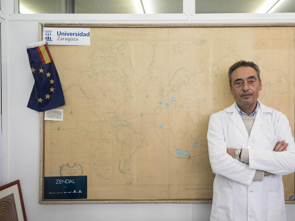 Carlos Martín muestra la vacuna contra la tuberculosis MTBVAC que diseñó su grupo en la Facultad de Medicina de la UZ.