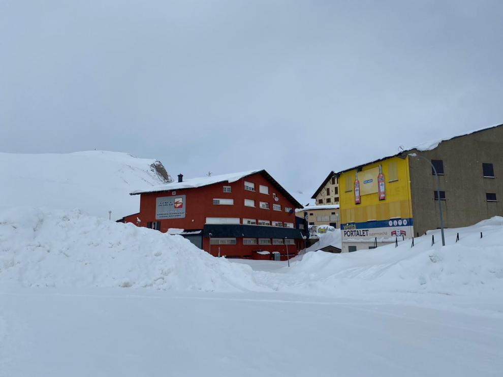 Carretera del Portalet afectada por nieve.