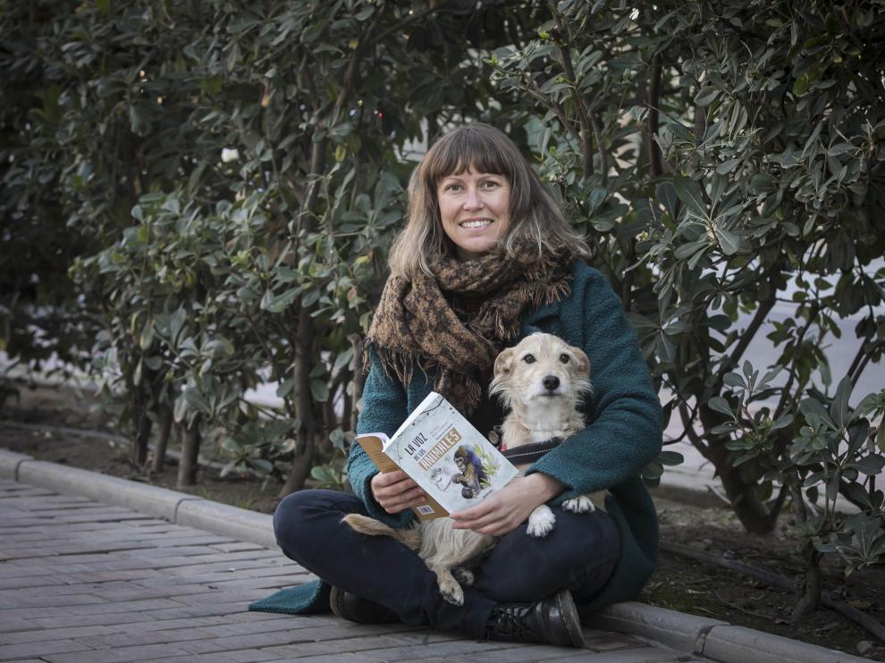 La profesora Pilar Badía con su perro
