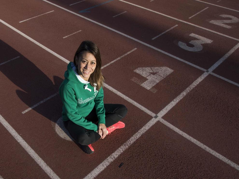 Isabel Macías, ayer, en la pista de atletismo del Centro Aragonés del Deporte, donde entrena a un grupo de jóvenes.