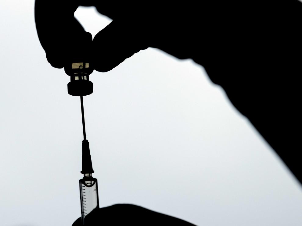 A nurse receives a vaccination at hospital Haaglanden Medisch Centrum