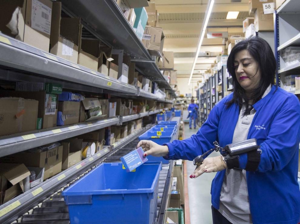 Una trabajadora de Alliance Healthcare España, en el almacén logístico de la compañía en Villanueva de Gállego.