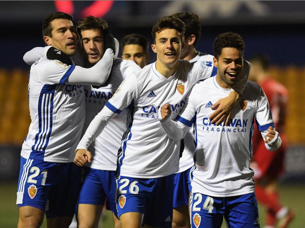 Los jugadores del Real Zaragoza celebran el gol de Raí Nascimento que adelantaba a los aragoneses en Alcorcón y que sería inútil.