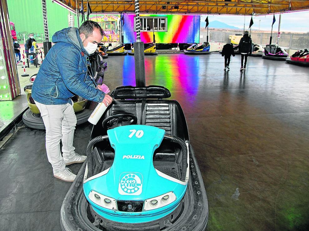 Uno de los hermanos Sebastián desinfecta el auto de choque