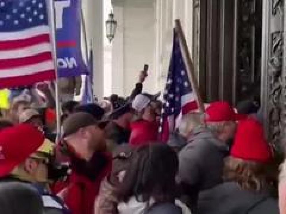 Cuatro muertos y 14 policías heridos es el saldo sangriento del asalto al Capitolio de EE.UU. que conmocionaba al país y a la comunidad internacional en la media noche de este miércoles, y que deja también medio centenar de detenciones.