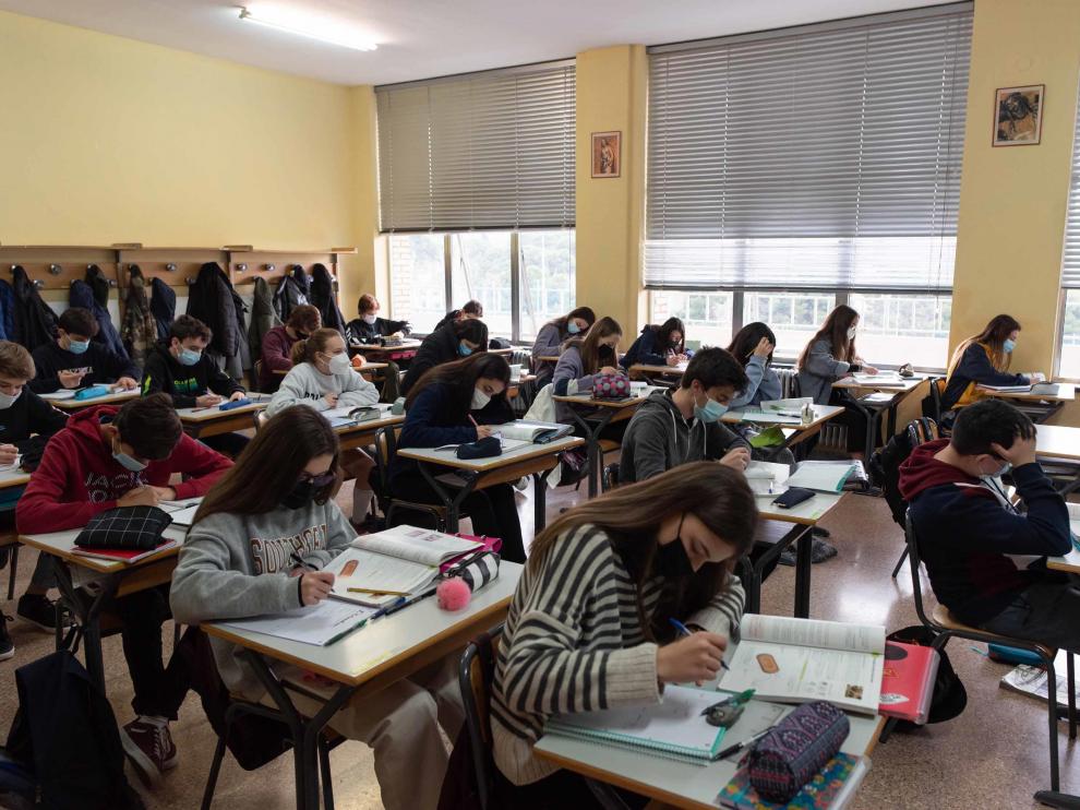 Alumnos de 4º de la ESO del colegio El Salvador recuperaron ayer la presencialidad total en el aula.