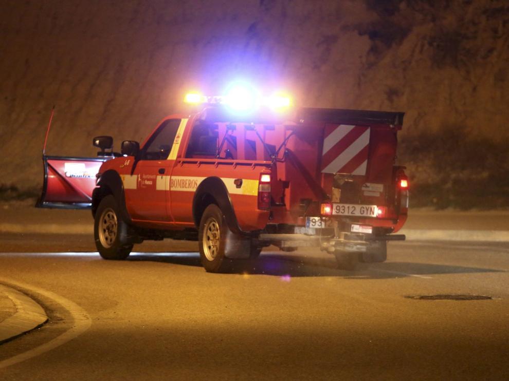 Foto de archivo de los bomberos del Ayuntamiento de Huesca echando sal por las calles.