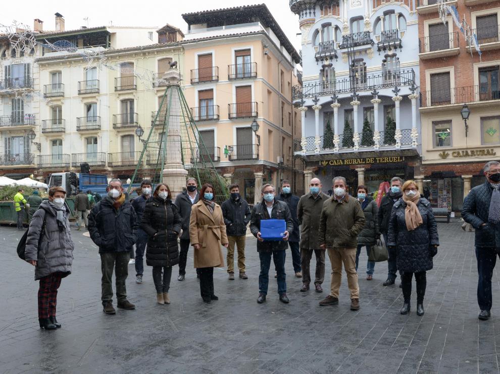 Joaquín Juste, acompañado de cargos populares, se dispone a presentar los avales para optar a la reelección como presidente del PP en Teruel.