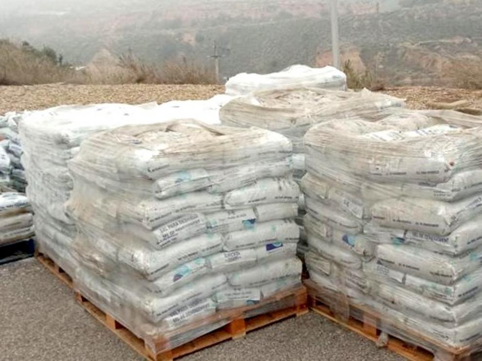 La Comarca del Bajo Cinca ha hecho acopio de 8.000 kilos de sal que se han almacenado en el parque de bomberos de la DPH.