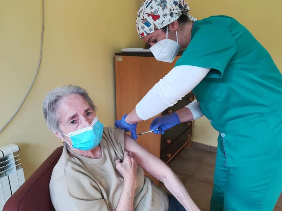 Una sanitaria vacuna a una interna de la residencia Sancti Spiritus de Borja.