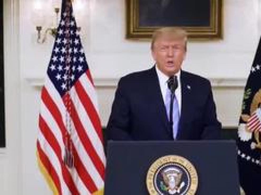 24 horas después del asalto al Capitolio y con cinco muertos sobre la mesa, Donald Trump en un comunicado, lo más parecido a una condena del ataque, por primera vez concede la victoria al demócrata Joe Biden."La nueva administración será investida el 20 de enero. Mi objetivo ahora es garantizar una transición ordenada y sin problemas". Trump no habla de asaltantes, sino de manifestantes en un "atroz ataque" y se justifica asegurando que inmediatamente desplegó la Guardia Nacional.