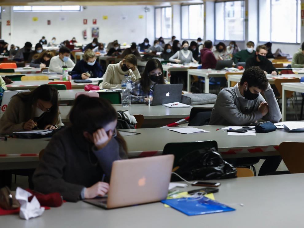 Alumnos de la Universidad de Zaragoza en la sala de estudio de Gran Vía.