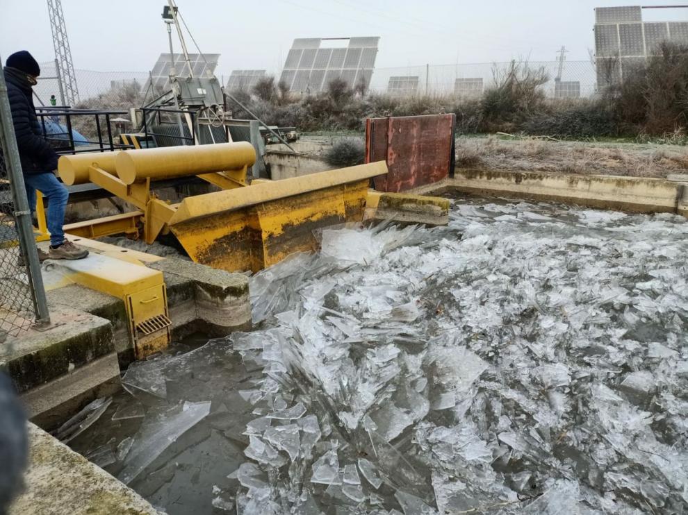 El hielo forma tapones enormes en las compuertas de los canales.