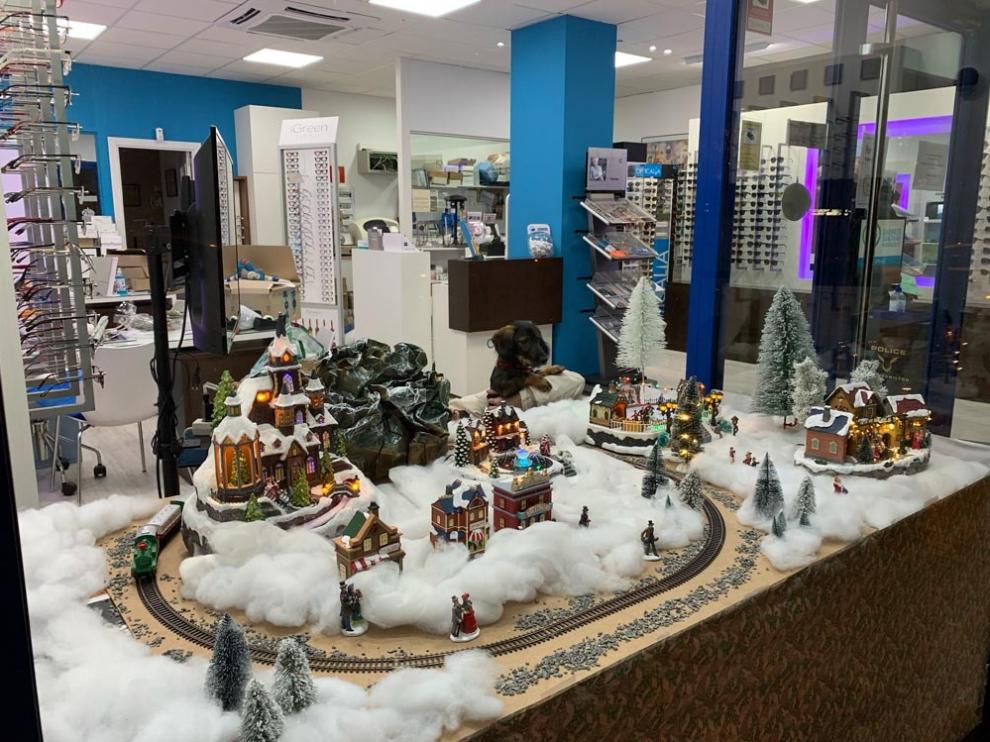 Escaparate ganador del concurso 'Ilumina tu Navidad' de Huesca, perteneciente a Opticalia Pirineos.
