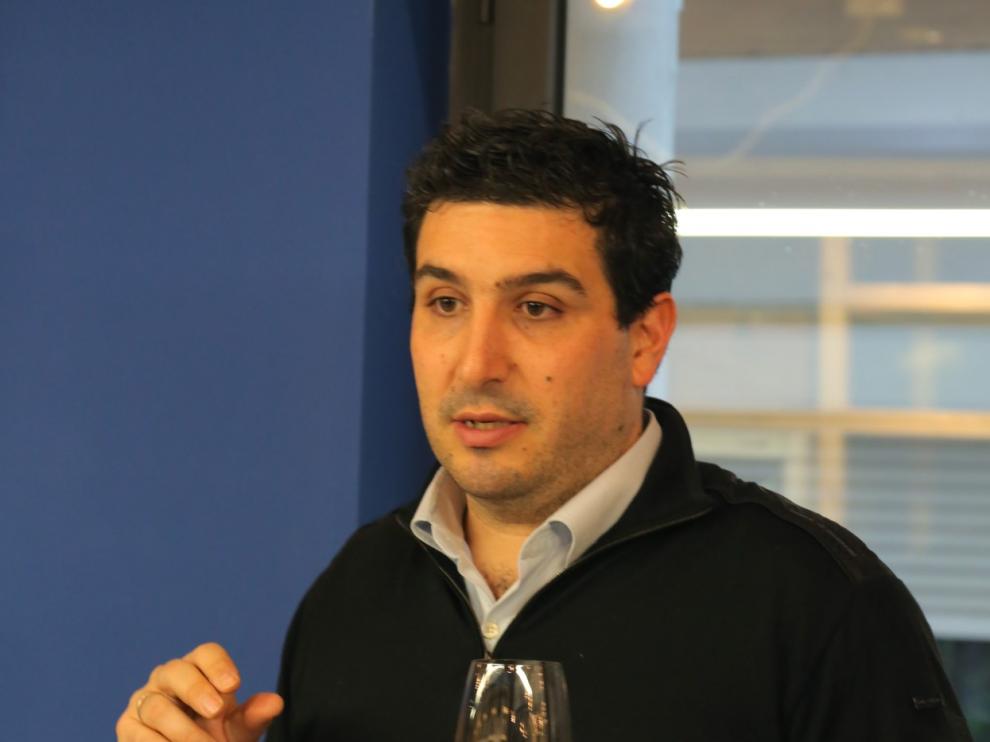 Nacho Lázaro, socio propietario de Bodegas Añadas, con uno de rosado de su marca Care.