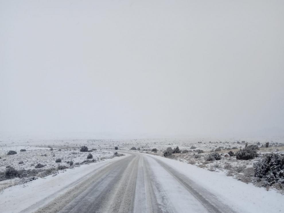 La carretera de Santa Eulalia a Bronchales, cubierta de hielo y nieve.