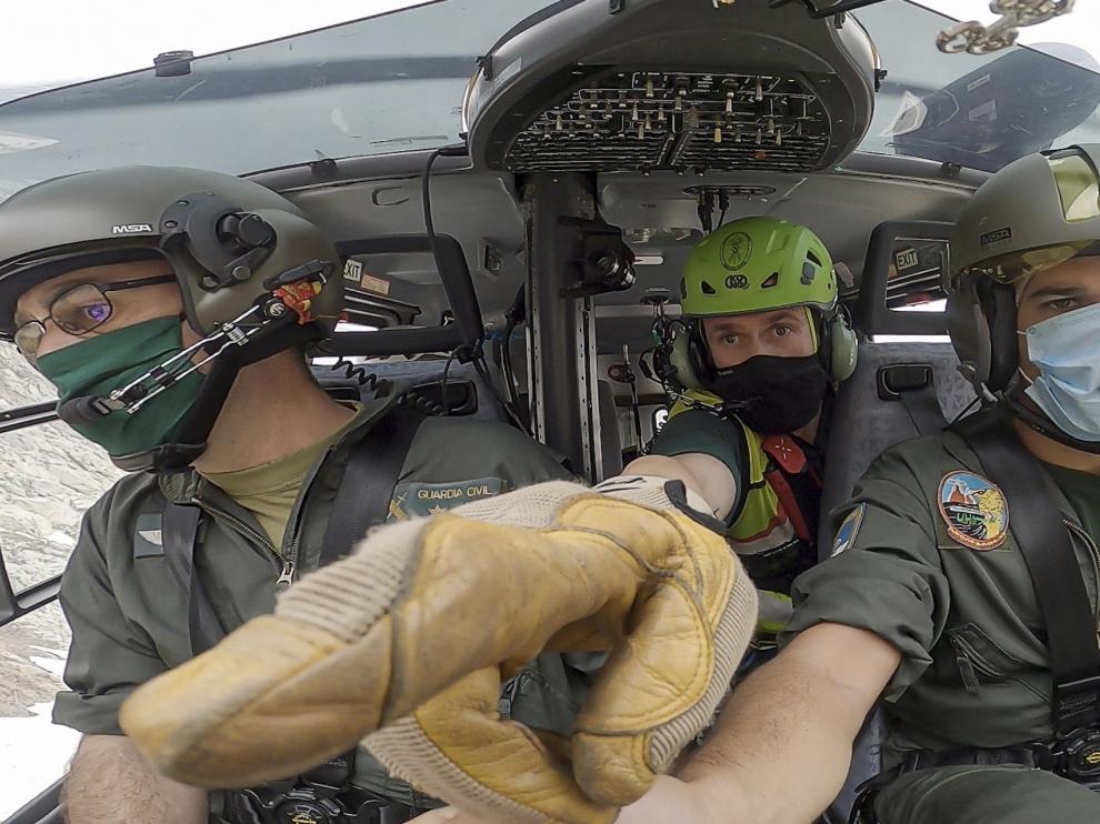 Pilotos del helicóptero con base en Benasque y un rescatador, durante el rodaje.