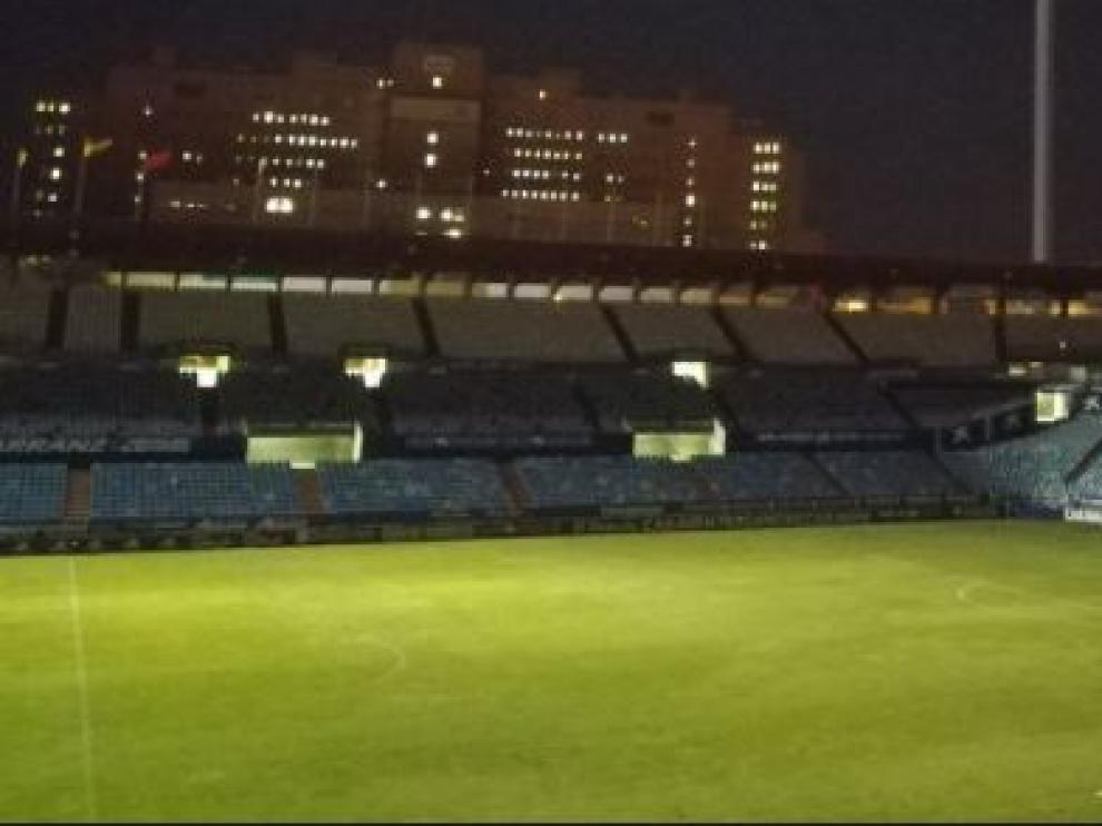 Estadio de La Romareda, en penumbra, a la espera del primer partido de 2021.