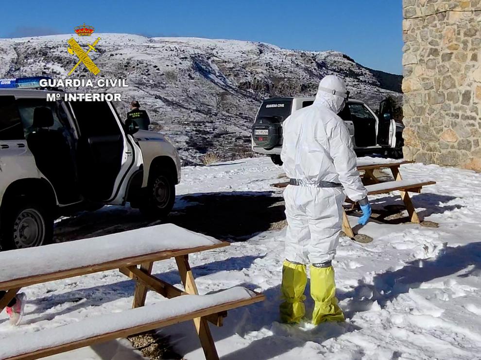 La Guardia Civil de Teruel auxilia a dos personas contagiadas por covid en un refugio de Camarena de la Sierra