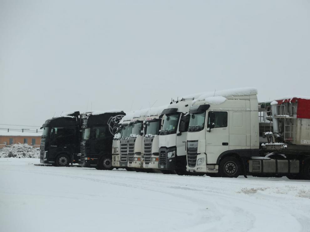 Camiones embolsados en la provincia de Huesca por la nieve y el temporal Filomena.