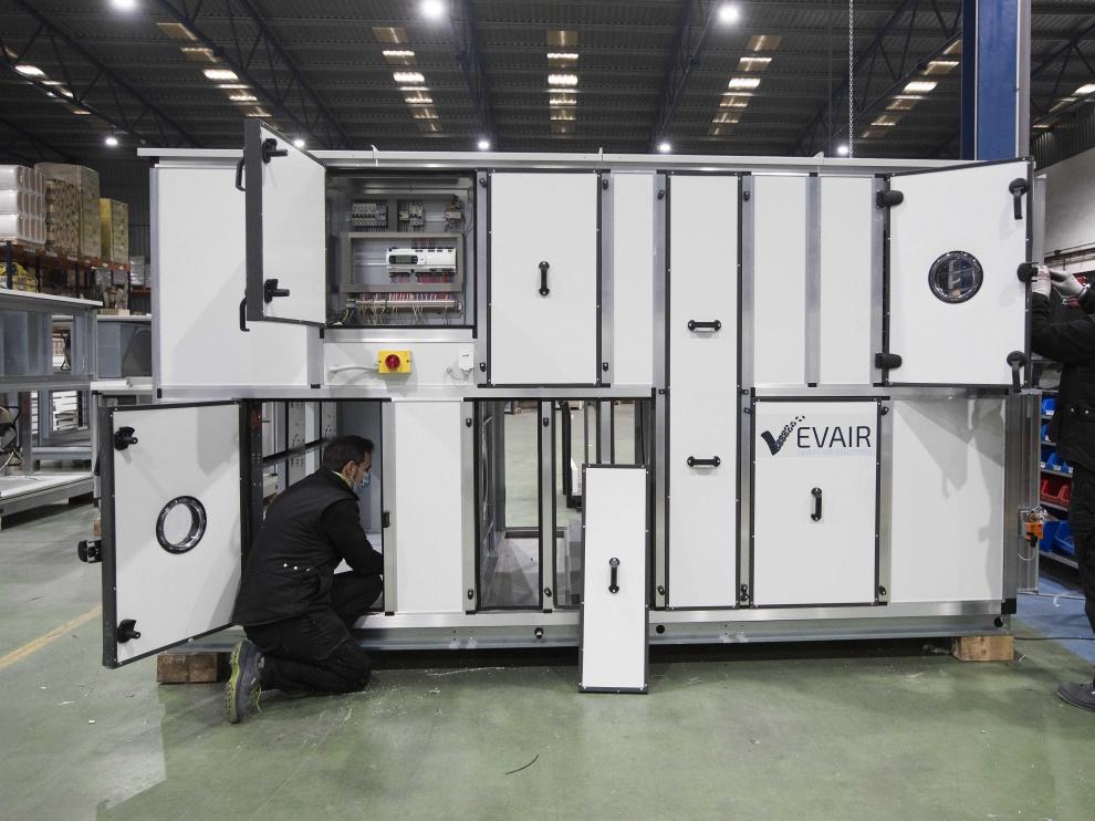 Dos operarios, en la fábrica de Evair en La Muela.