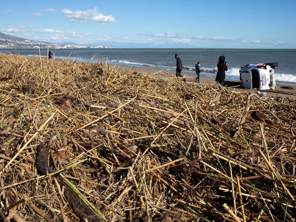 El coche fue arrastrado por la fuerza del agua hasta la playa.