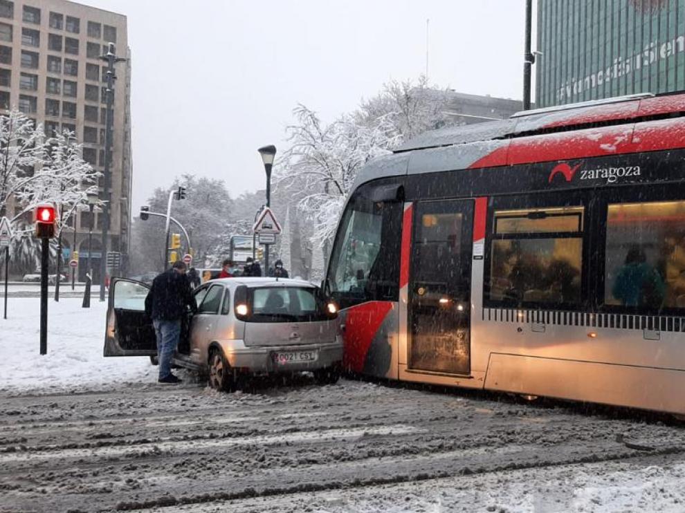 Incidencia de un coche y un tranvía a primera hora de este sábado por la nieve en Zaragoza