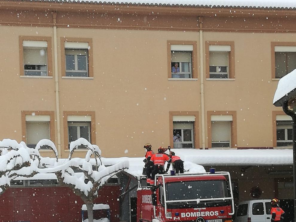Los Bomberos de la DPT retiran la nieve en el hospital San José de Teruel.